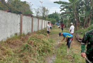 Babinsa Jayengan bersama Warga Binaan Kerja Bakti