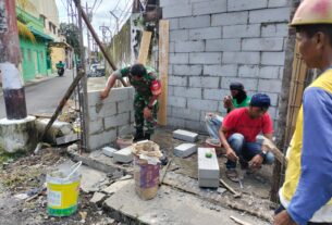 Babinsa Kemlayan & Warga Gotong Royong Bangun Pos Ronda