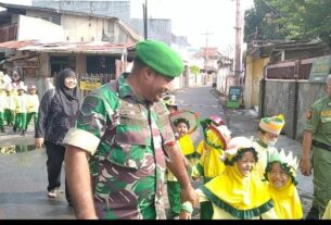 Babinsa Kemlayan Dampingi Jalan Sehat TK Aisyiyah