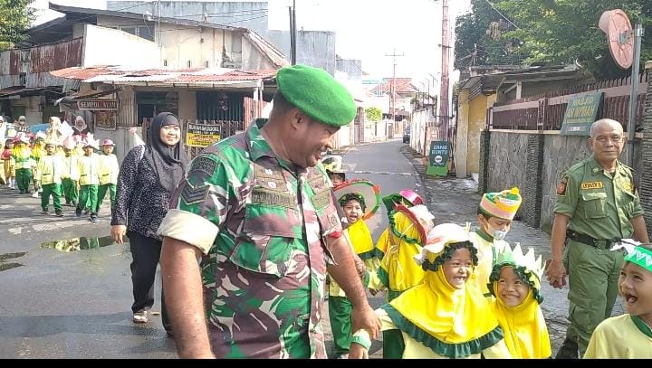 Babinsa Kemlayan Dampingi Jalan Sehat TK Aisyiyah