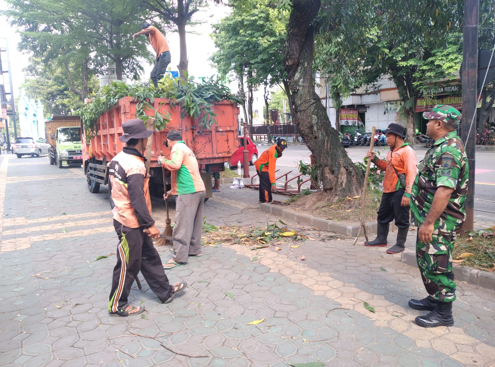 Babinsa Kemlayan Kerja Bakti Bersama Warga Binaan