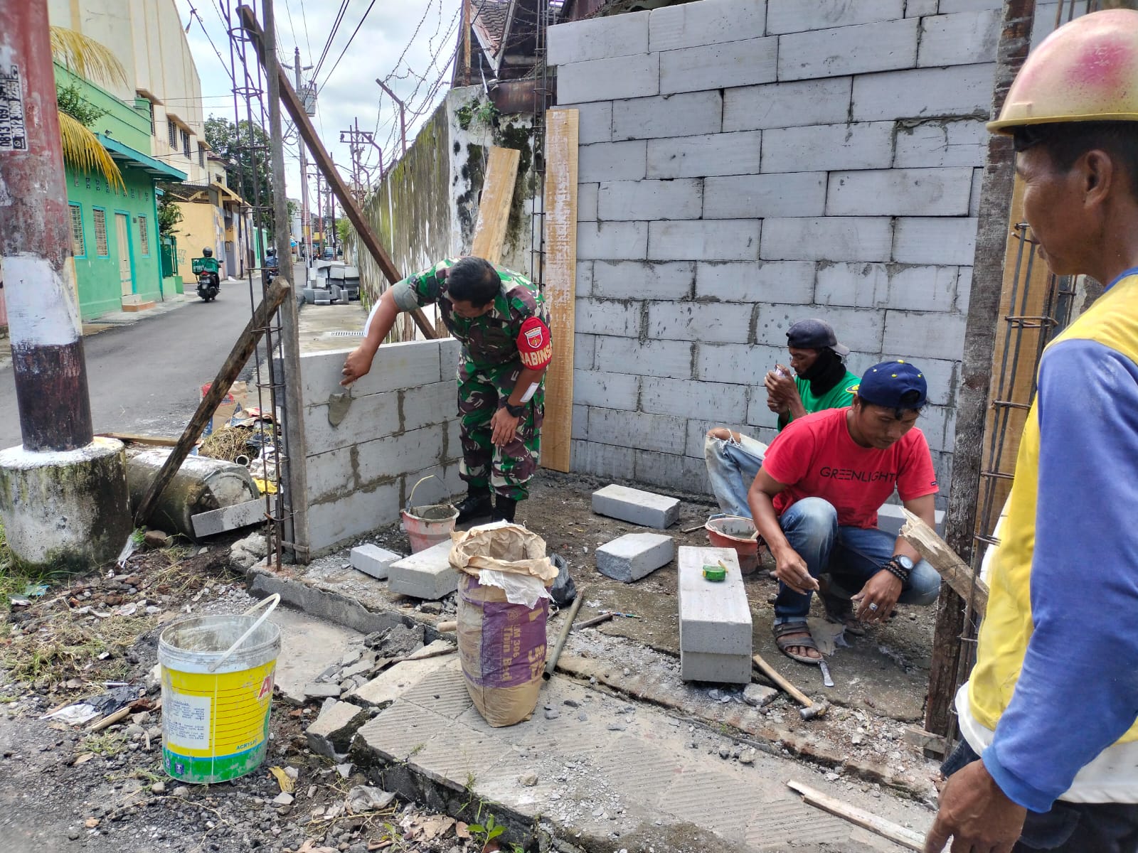 Babinsa Kemlayan & Warga Gotong Royong Bangun Pos Ronda