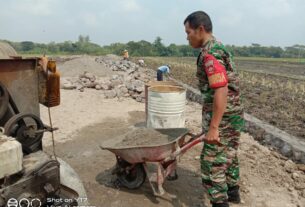 Babinsa Kerja Bakti Buat Talud Irigasi