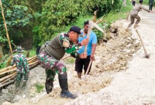 Babinsa Kodim Bojonegoro bantu Perbaiki Jalan Longsor