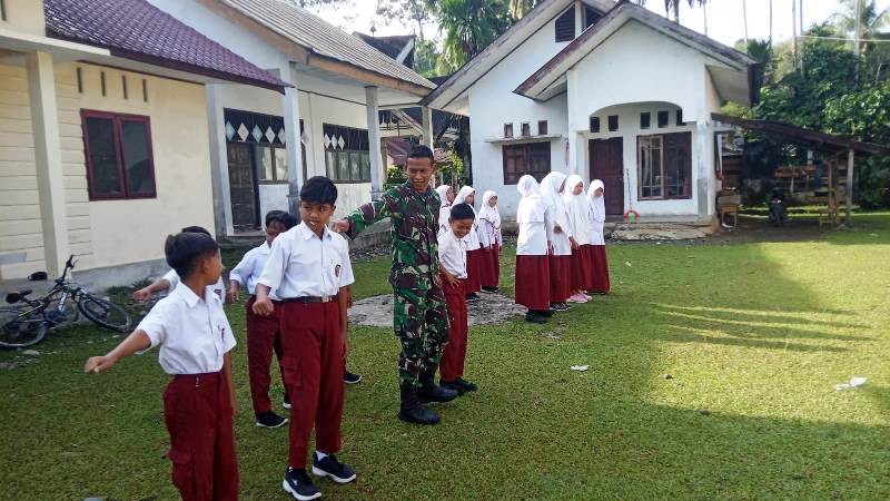 Babinsa Koramil 01/Sungai Mas Ajarkan Pelajar Tentang Wawasan Kebangsaan, Cinta Tanah Air Hingga PBB Dasar