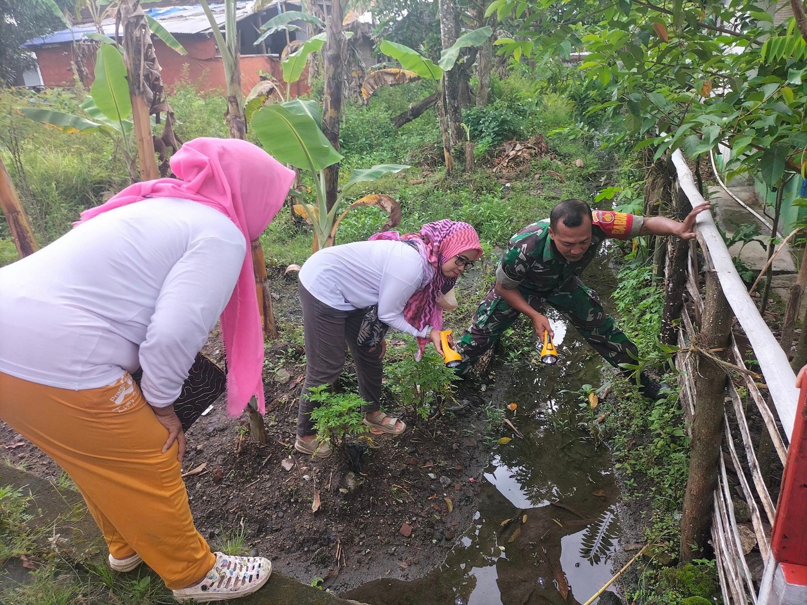 Babinsa Koramil 02 Nguter Dim 0726/Sukoharjo Dampingi Bidan desa