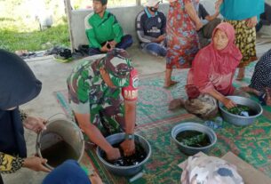 Babinsa Koramil 04/Meureubo bersama Tim Penyuluh Pertanian Mendemonstrasikan Cara Pembuatan Biosaka Alam