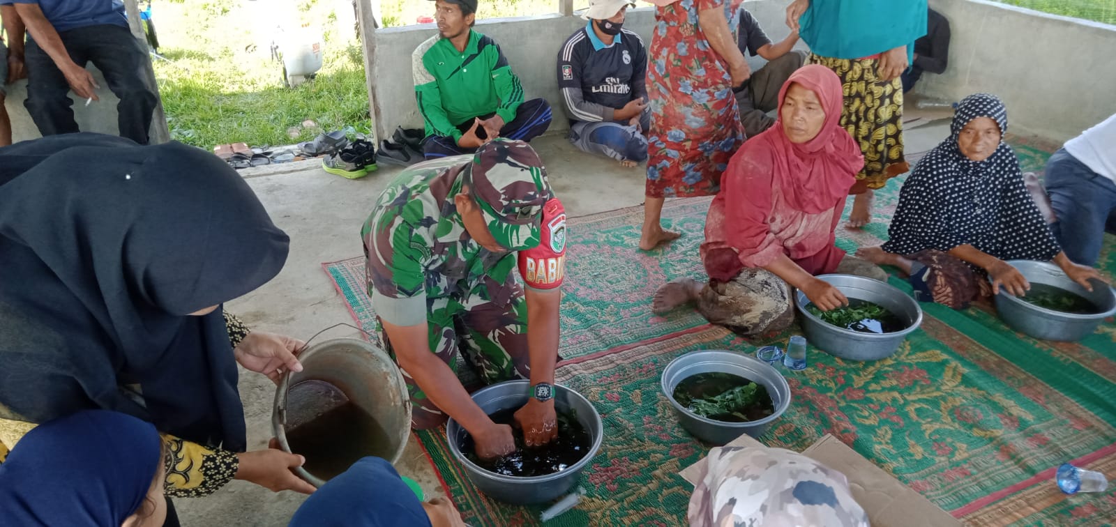 Babinsa Koramil 04/Meureubo bersama Tim Penyuluh Pertanian Mendemonstrasikan Cara Pembuatan Biosaka Alam