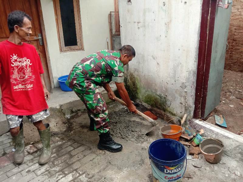 Babinsa Kratonan Bantu Warganya Bangun RTLH