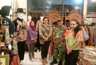 Babinsa Kratonan Komsos di Batik Dwi Hadi