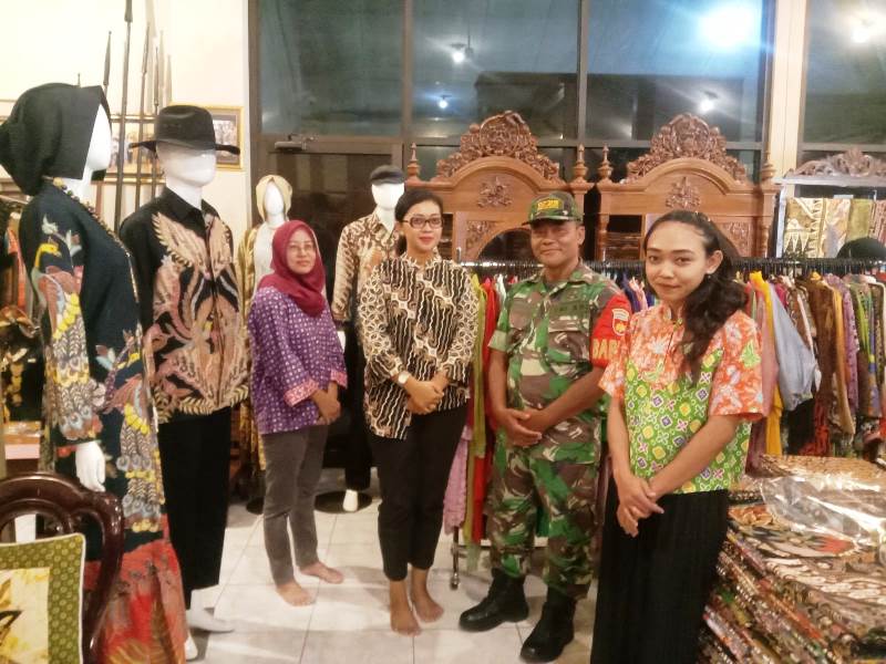 Babinsa Kratonan Komsos di Batik Dwi Hadi
