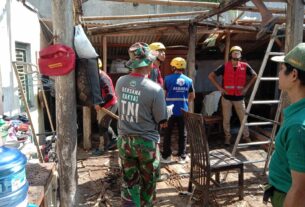 Babinsa Mangkubumen Bersama Warga Gotong-royong Perbaiki Rumah Warga Kurang Mampu