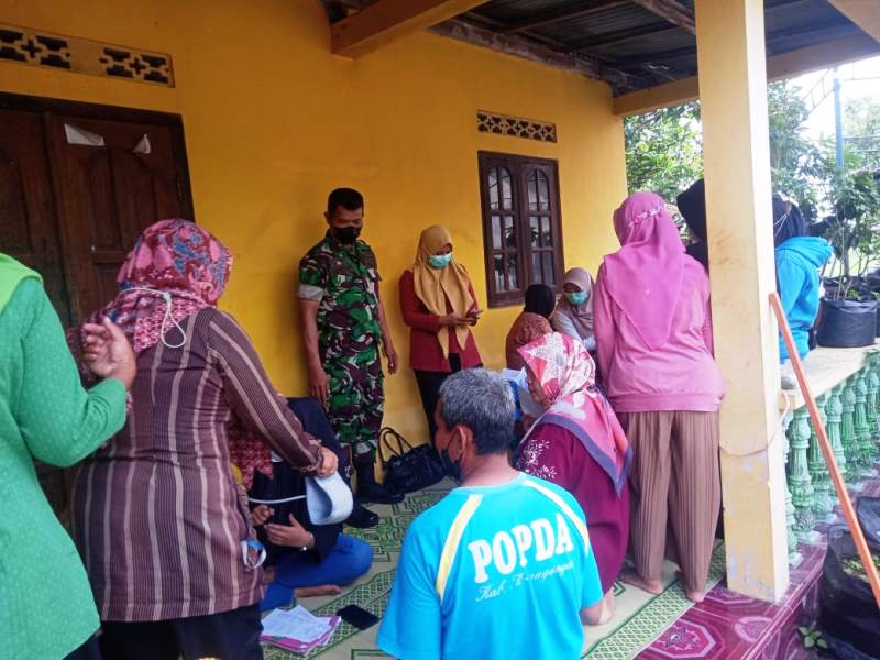 Babinsa Nogosari Dampingi Pengecekan Kesehatan Bagi Warga Lansia