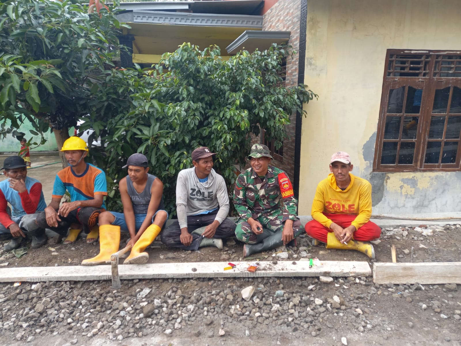 Babinsa Nogosari Komsos dengan Pekerja Bangunan