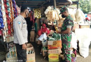 Babinsa Sinergi dengan Bhabinkamtibmas Cek Harga Kebutuhan Pokok di Pasar Tradisional