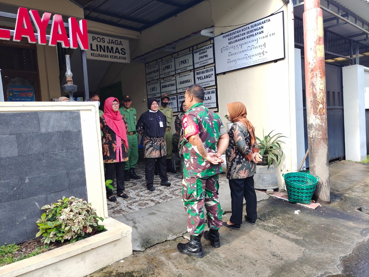 Babinsa, Lurah & Perangkat kelurahan Kemlayan Apel Pagi Bersama