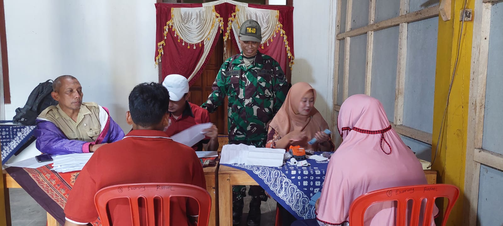 Bansos PKH Tahap I Cair, Babinsa Jeblogan Berikan Pendampingan Dalam Penyaluran