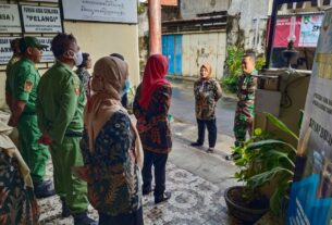 Bantu warga di perjalanan, Koramil 01 Sukoharjo Bagikan Takjil berbuka puasa ke pelintas jalan