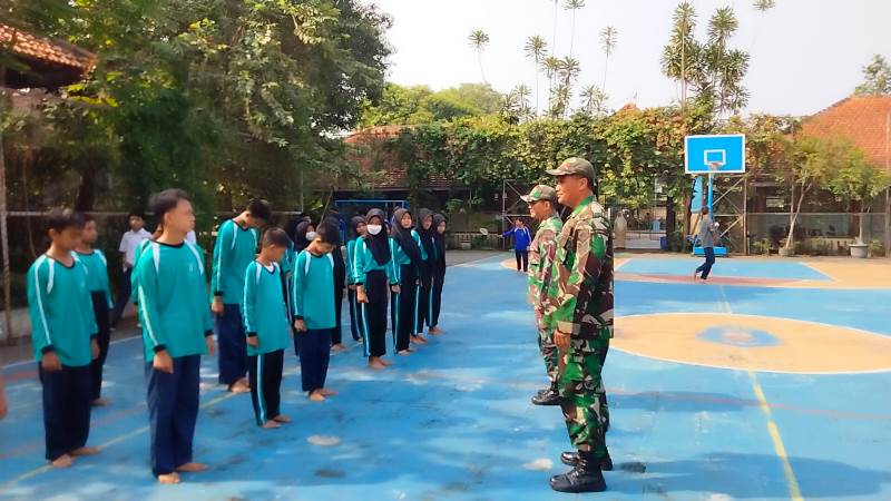 Bati Bakti TNI Serta Bati Wanwil Komsos dan Latihkan PBB di SMP 22 Surakarta
