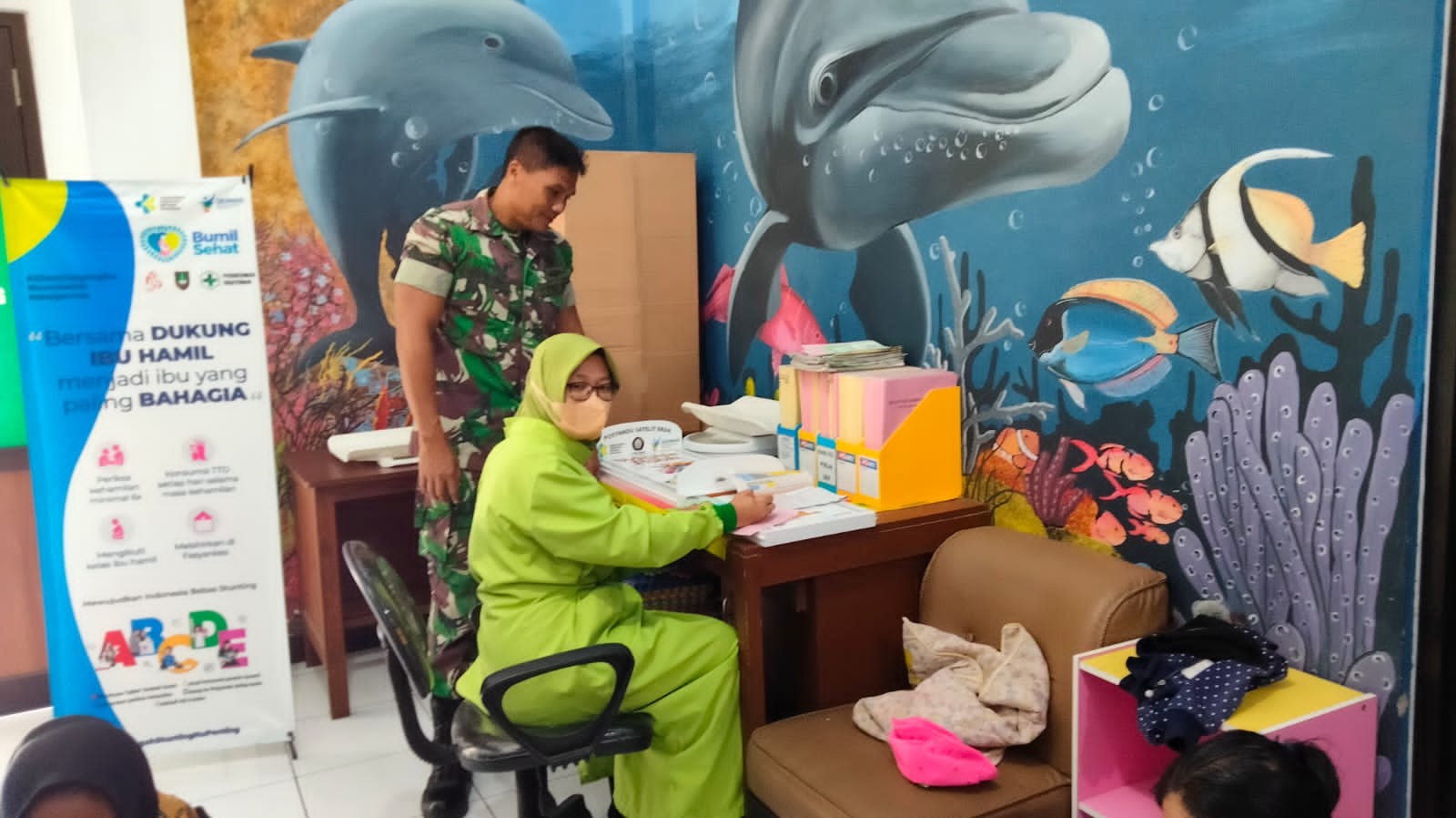 Bati Bakti TNI Dampingi Imunisasi di Puskesmas Kratonan