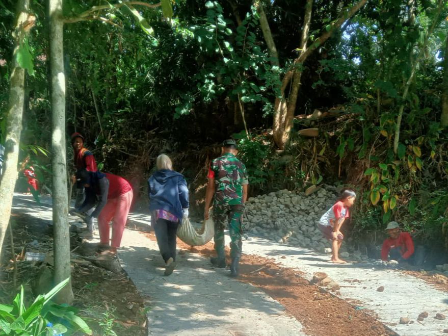 Bentuk Kepedulian TNI, Babinsa Tengger Bahu-Membahu Bersama Warga Laksanakan Pengurugan Tanah