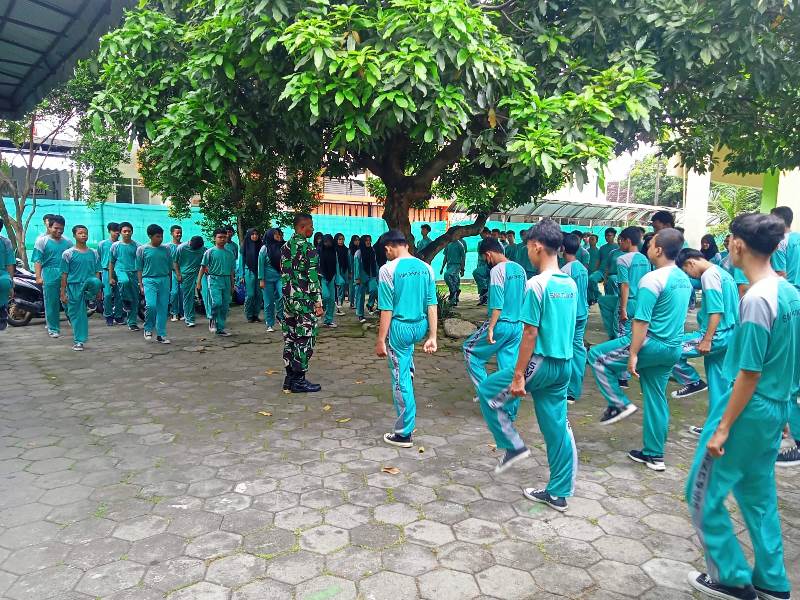 Bentuk Mental Dan Karakter Siswa Sejak Dini, Babinsa Kelurahan Sumber Latihkan PBB