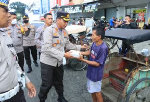 Berbagi Berkah Ramadhan, Polres Lampung Utara Bagikan Takjil Kepada Masyarakat