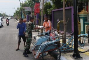 Berbagi Kebahagiaan di Bulan Ramadhan, Kodim Bojonegoro Bagikan Sembako untuk Warga