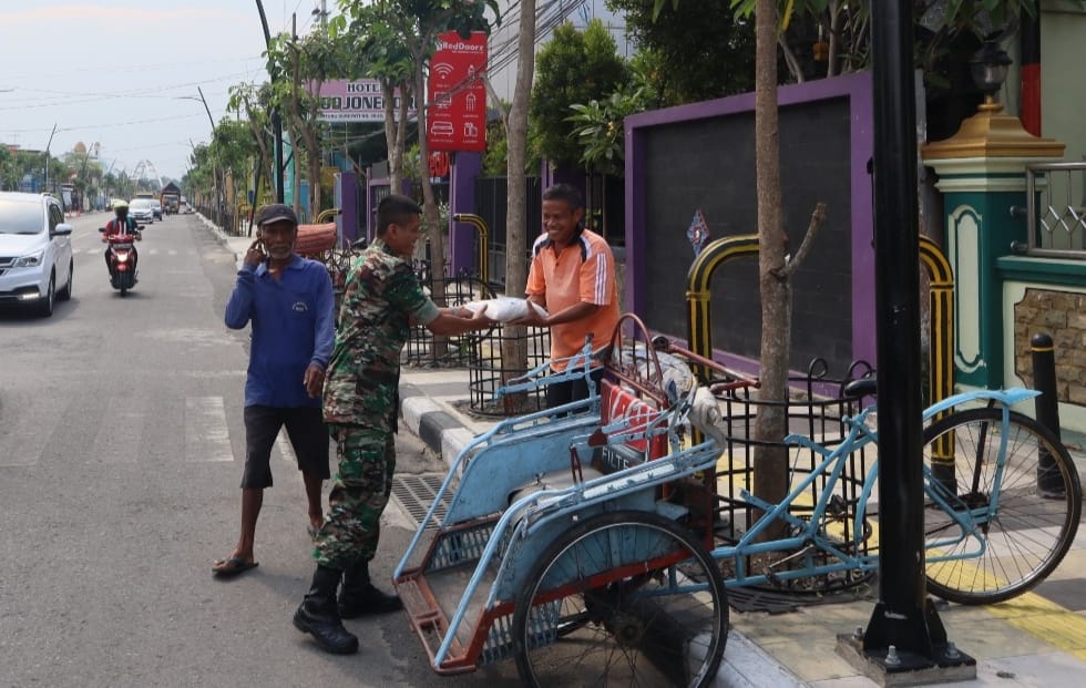 Berbagi Kebahagiaan di Bulan Ramadhan, Kodim Bojonegoro Bagikan Sembako untuk Warga
