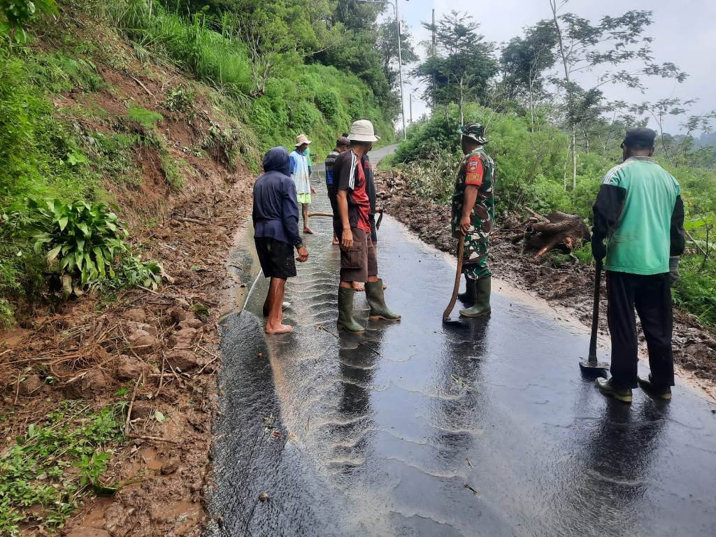 Bersama Warga, Babinsa Conto Dan Anggota Koramil 21/Bulukerto Karya Bakti Bersihkan Longsoran