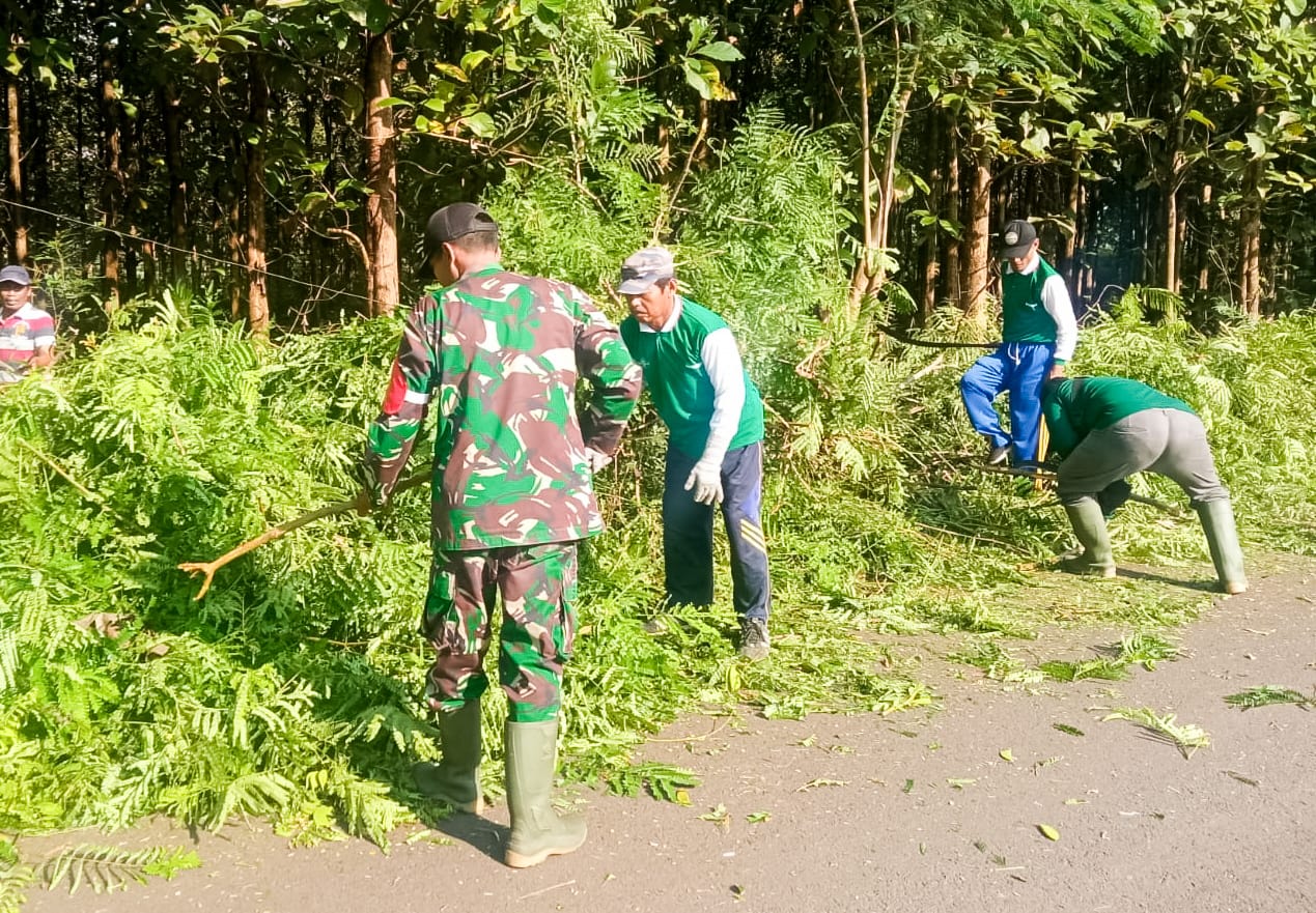 Bersama Warga, Babinsa Koramil Bubulan Bojonegoro bersih-bersih Jalan Poros Kecamatan