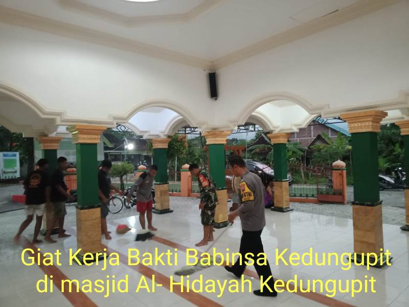 Bersih Masjid, Upaya Kepedulian Babinsa Kepada Umat Islam Menjelang Ramadhan