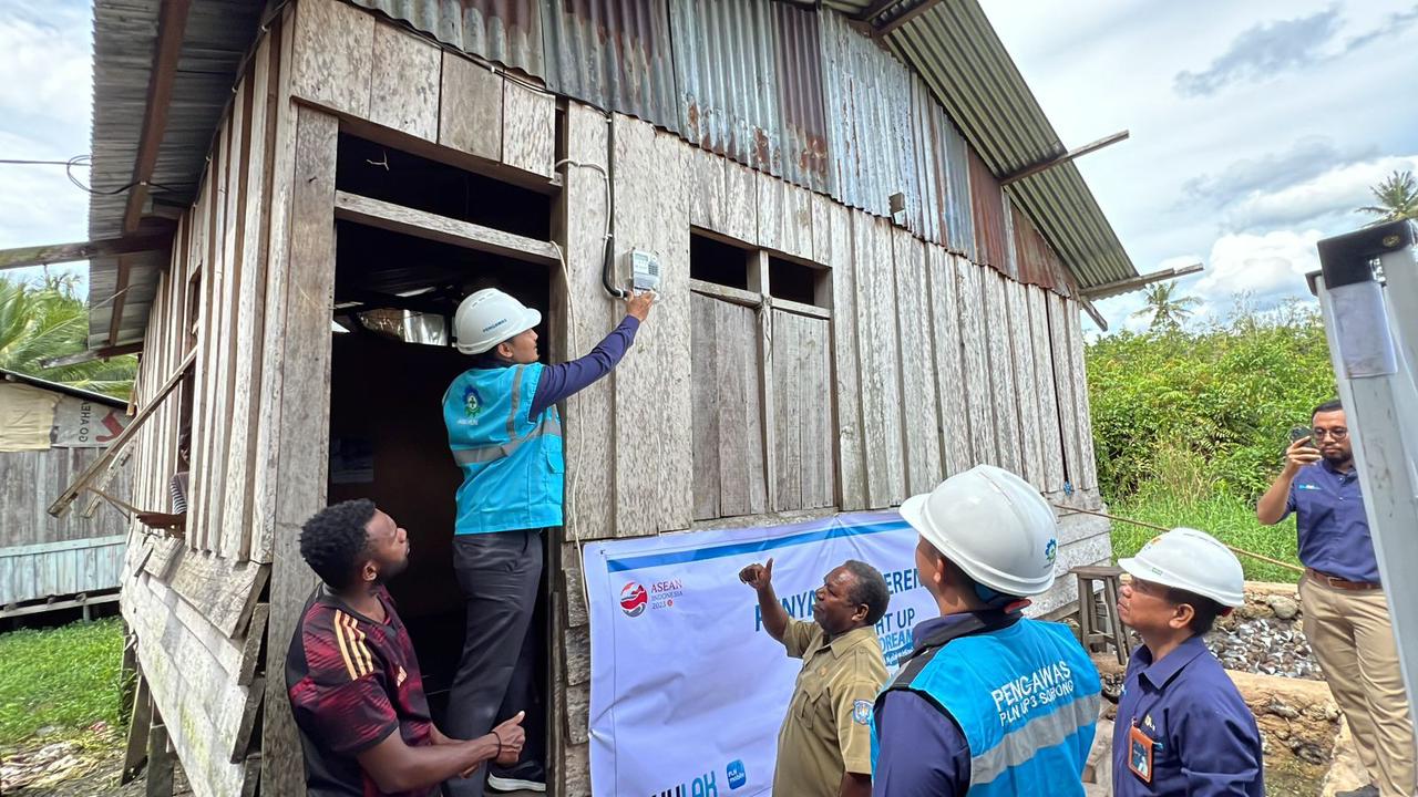 Bertahun-tahun Tak Bisa Nikmati Listrik, 3.024 Warga Dapat Bantuan Pasang Listrik dari Donasi Pegawai PLN