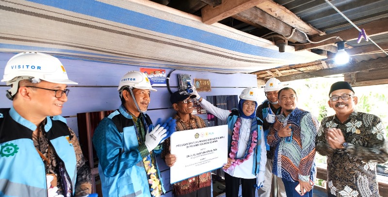 Bukti Negara Hadir, PLN Sambung Listrik Gratis ke 3.861 Keluarga Kurang Mampu di Sulsel