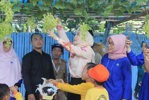 Bunda PAUD Way Kanan Ajak Anak-Anak PAUD Berwisata Agro di Kebun Anggur