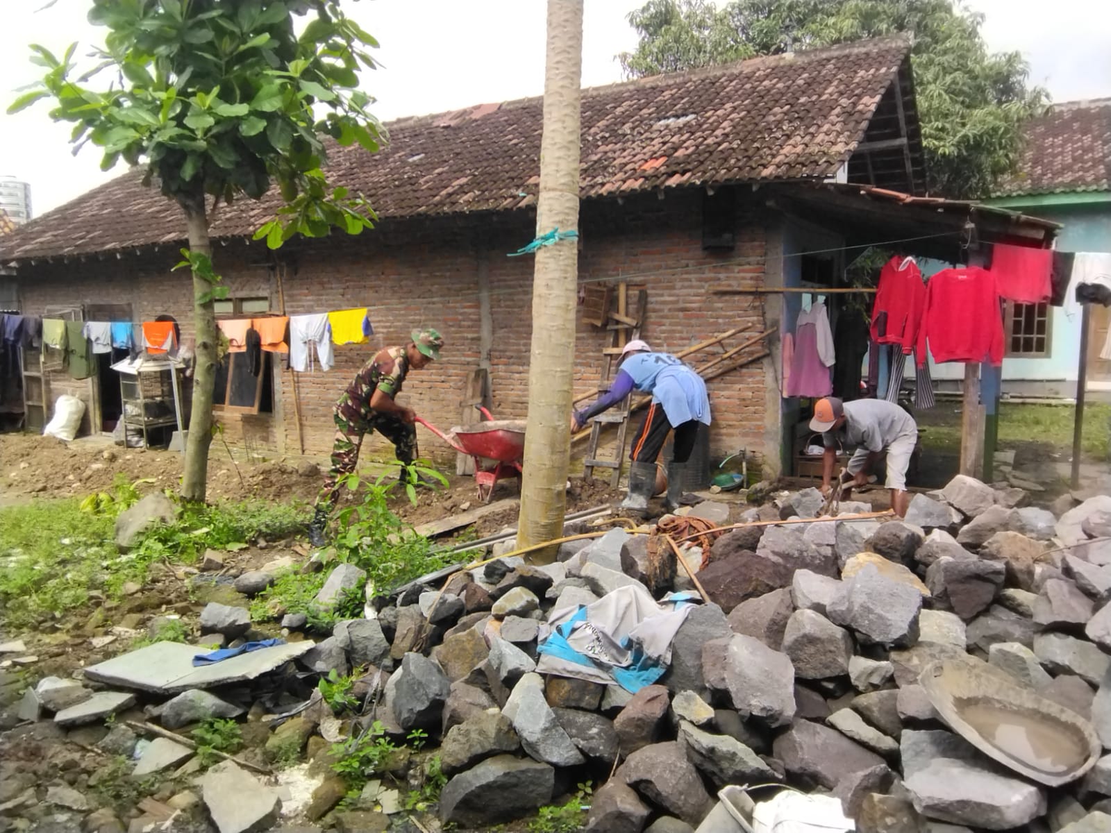 Ciptakan Keakraban bersama Warga Binaan, Babinsa Bantu Bangun Pondasi Rumah