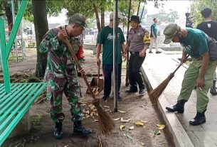 Ciptakan Lingkungan Bersih Dan Sehat, Babinsa dan Bhabinkamtibmas Bersama Tim Saberling Laksanakan Kerja Bakti