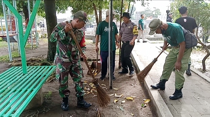 Ciptakan Lingkungan Bersih Dan Sehat, Babinsa dan Bhabinkamtibmas Bersama Tim Saberling Laksanakan Kerja Bakti