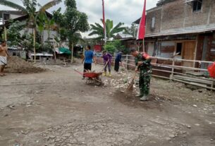 Ciptakan Lingkungan Bersih dan Sehat, Babinsa Kelurahan Banyuanyar Laksanakan Kerja Bakti Bersama Warga