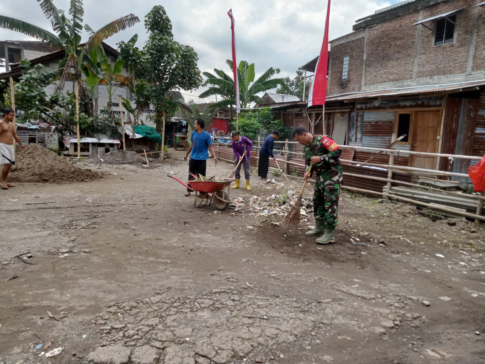 Ciptakan Lingkungan Bersih dan Sehat, Babinsa Kelurahan Banyuanyar Laksanakan Kerja Bakti Bersama Warga