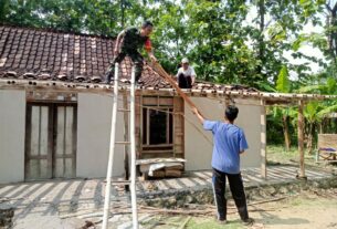 Ciptakan Suasana Guyub Rukun, Babinsa Bantu Renovasi Rumah Warga