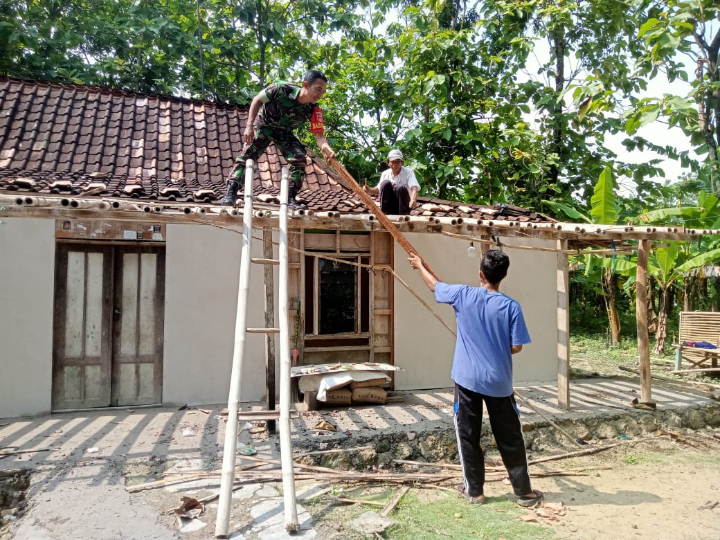 Ciptakan Suasana Guyub Rukun, Babinsa Bantu Renovasi Rumah Warga