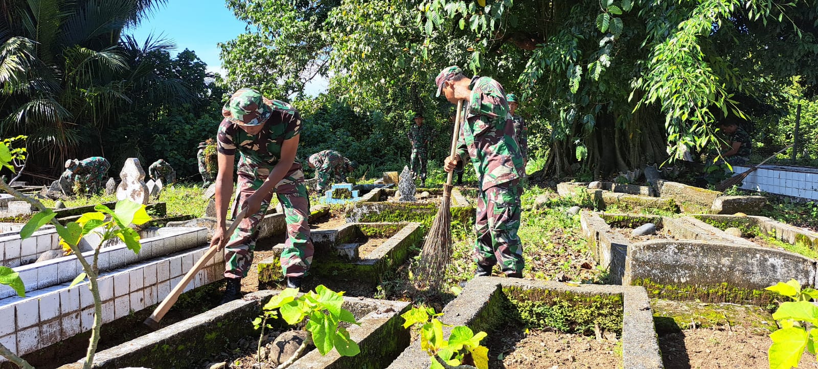 Dandim 0105/Abar Kerahkan Prajurit Bersihkan Taman Makam Pahlawan Guna Mengisi Kegiatan Di Bulan Ramadhan