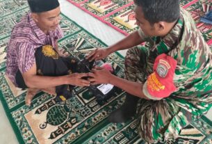 Di Bulan Suci Ramadhan, Babinsa Posramil 05/PC Serahkan Bantuan Alas Kaki Ke Mesjid Babul Taqwa Untuk Dimanfaatkan Jamaah Tarawih