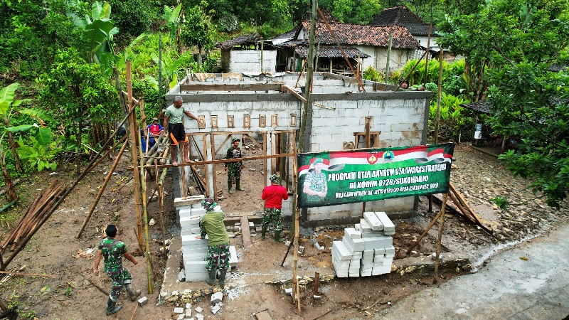 Gerimis Tak Jadi Penghalang Anggota Kodim 0726/Sukoharjo dan Warga Bergotong-royong