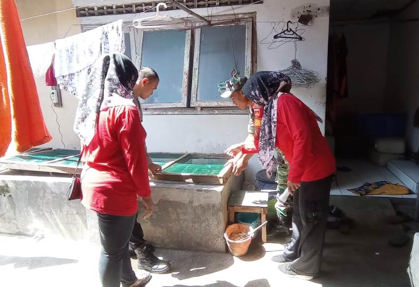 Dukung PSN, Danramil Gondang Bersama Muspika Periksa Tempat Penampungan Air Warga