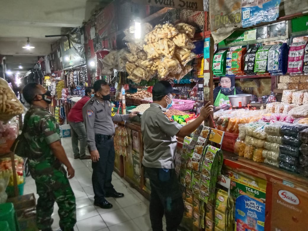 Gandeng Bhabinkamtibmas, Babinsa Kelurahan Nusukan Cek Harga Sembako Dipasar Tradisional