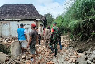 Gerak Cepat, Babinsa dan Babinkamtibmas Bantu Rumah Roboh Warga Binaan