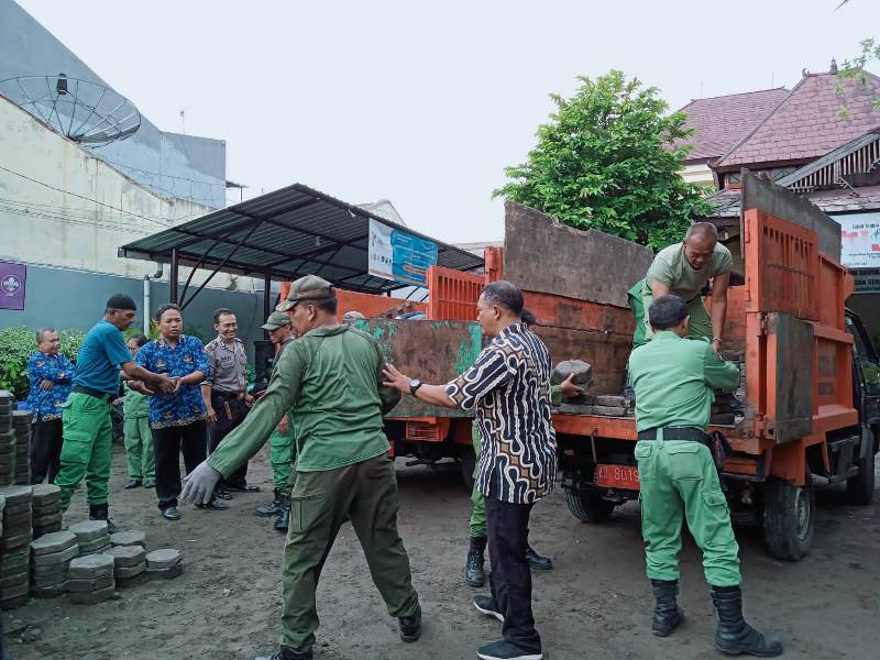 Gotong Royong Bahu-membahu 3 Pilar dan Staf Kelurahan Terjalin Erat dan Kuat