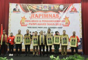 Gubernur Arinal Djunaidi Menerima Anugerah PWDPI Award Tahun 2023 Kategori Duta Pemimpin Sukses Bangun Daerah